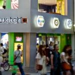 واجهة متجر Swatch تعرض مجموعة من الساعات السويسرية الرجالي، في أحد شوارع التسوق المزدحمة