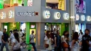 واجهة متجر Swatch تعرض مجموعة من الساعات السويسرية الرجالي، في أحد شوارع التسوق المزدحمة