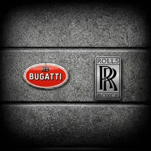صورة تجمع شعاري بوجاتي ورولز رويس، وهما من بين العلامات التجارية الأغلى والأكثر تميزًا في عالم السيارات، تعكس الفخامة والجودة.