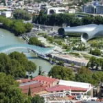 جسر السلام في تبليسي، أحد المعالم الهندسية الحديثة التي تعبر عن روح الابتكار في جورجيا. - الصورة من