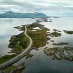 صورة جوية لطريق المحيط الأطلسي في النرويج، يعبر بين الجزر الصغيرة والمياه المفتوحة، وهو واحد من أكثر الطرق شهرة وجمالاً في العالم.