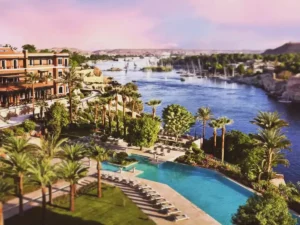 صورة مذهلة تظهر فندق كتاراكت في أسوان، مصر، أحد فنادق سوفيتيل النيل، محاطًا بمناظر طبيعية خلابة على ضفاف النيل. يُعد هذا الفندق وجهة سياحية مثالية في الشتاء بأجوائه الدافئة وأسعاره المناسبة.