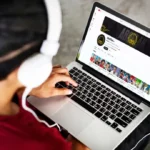 رجل يرتدي سماعات رأس ويستخدم جهاز لابتوب لمشاهدة قناة "أبو فلة" على يوتيوب، وهي واحدة من أكبر قنوات اليوتيوب العربية المتخصصة في المحتوى الترفيهي والألعاب، والتي تحظى بملايين المتابعين في العالم العربي. تعرف علي اكبر 10 قنوات اليوتيوب العربية.