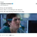 لقطة شاشة من حساب Michael Burry المعروف بتنبؤه بأزمة 2008، نُشرت فيها تغريدة تحمل طابعًا تحذيريًا تقول: “Sometimes, we see bubbles. Sometimes, there is something to do about it. Sometimes, the only winning move is not to play.” تظهر أسفل التغريدة صورة لمايكل بيري من فيلم The Big Short وهو يراقب الأسواق بتركيز شديد. تعكس الصورة والتغريدة معًا رؤيته الحذرة تجاه الأسواق الحالية، وإشارته إلى احتمال تشكل فقاعة جديدة.